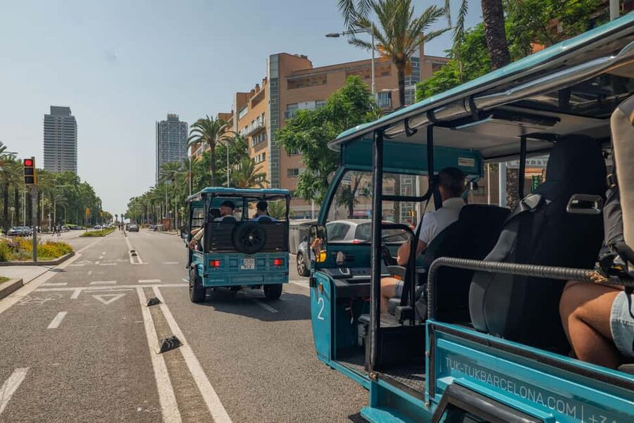 1,5-Hour Barcelona City & Beach Private Tuk-Tuk Tour - Sagrada Família and Passeig de Gràcia: Gaudí in fast, friendly focus
