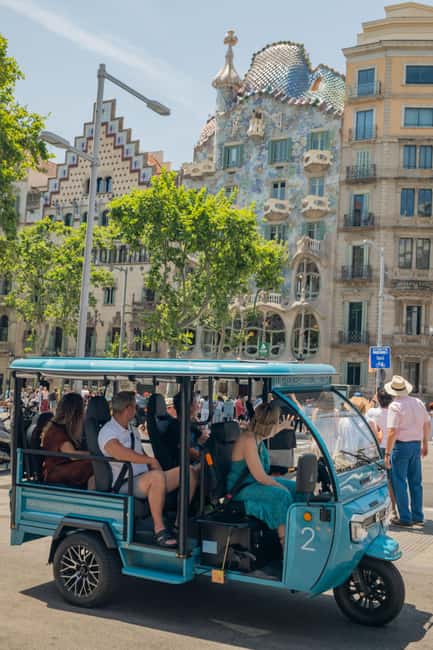 1,5-Hour Barcelona City & Beach Private Tuk-Tuk Tour - Plaça de Catalunya and Montjuïc: big-city scale from above