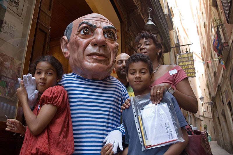 2.5-Hour Kids & Family Walking Tour in English - Songs, Catalan traditions, and the runnerbeans games