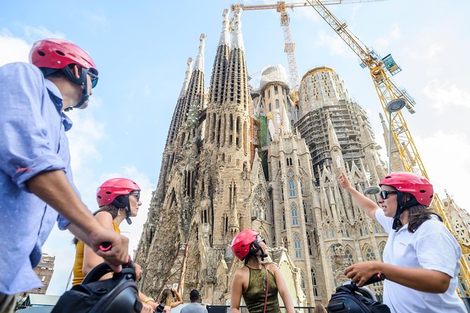 2,5h Barcelona Gaudí Segway Tour - Port Vell and Pla de Palau Lampposts, Where Classic and Modern Feel Close