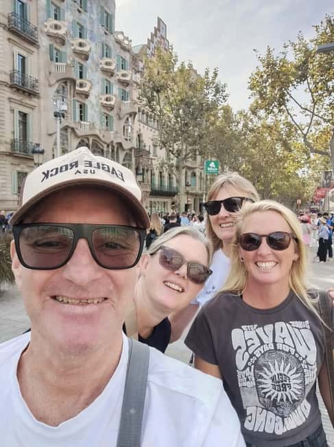 Authentic private tour of Barcelona in French - Arriving at Centro Cultural del Born: the tour starts before it starts