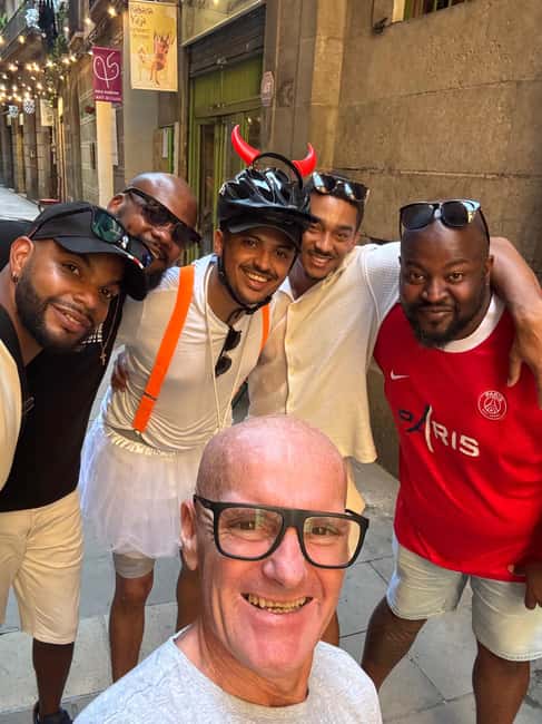 Authentic private tour of Barcelona in French - The Kiss of Freedom: a quick stop that breaks up the heavy history