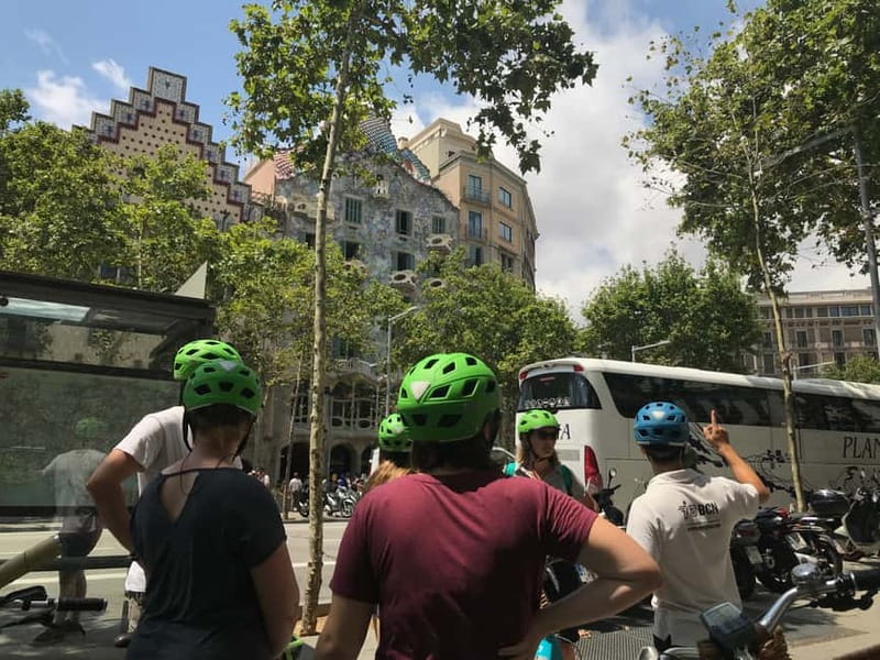 Barcelona: 1.5-Hour Sightseeing Tour by Bike/Electric Bike - Barceloneta Beach and Port Vell, the sea-air finish