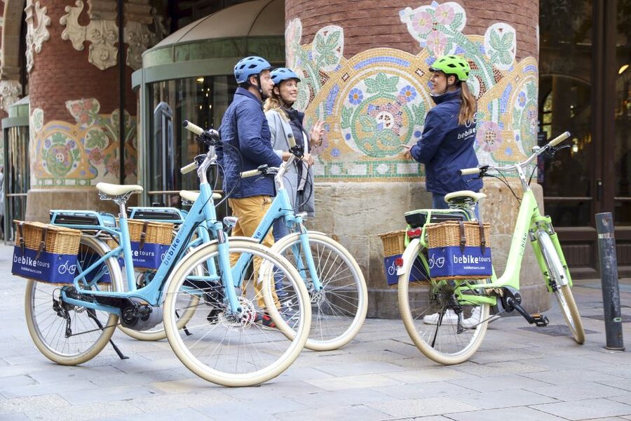 Barcelona: 2.5-Hour Bike or E-Bike Historical Tour - Guides, Group Size, and the Pace You Should Expect