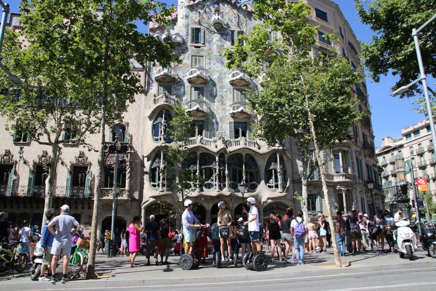 Barcelona: 2.5-Hour Gaudí Segway Tour - Sagrada Família area time: guided context plus breathing room