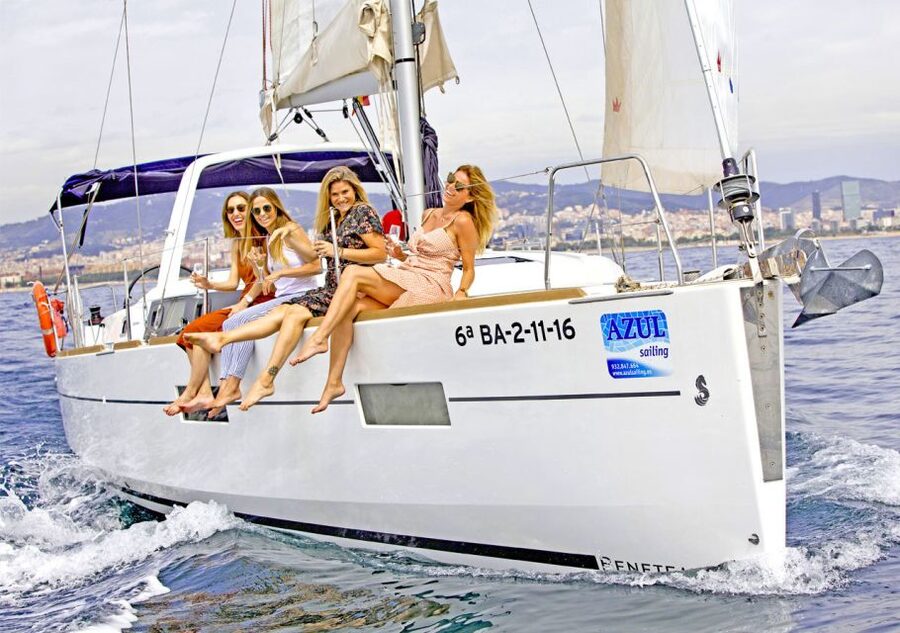 Barcelona 2 hour Mediterranean Sailing with Snacks & Drinks - Key moments that make this sail work