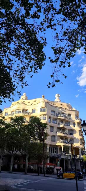 Barcelona: 3-Hour Best of the city Walking Tour & Surprise - Sagrada Familia exterior: what to look for in under an hour