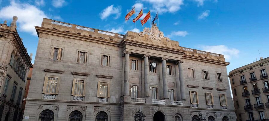 Barcelona: 3-Hour Best of the city Walking Tour & Surprise - Metro hop to the modernist facades at La Pedrera and Casa Batlló