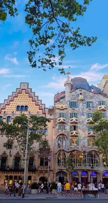 Barcelona: 3-Hour Best of the city Walking Tour & Surprise - Casa Amatller, Plaça de Catalunya, and the shift into the old center