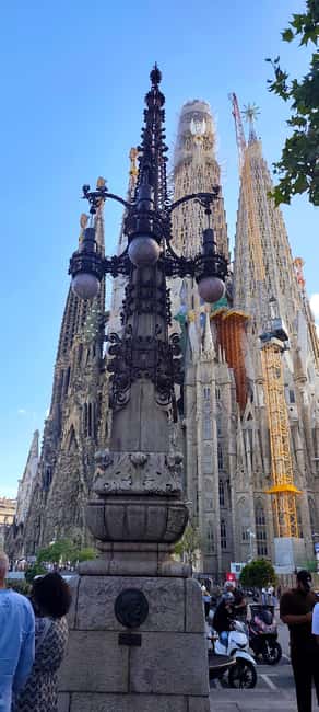 Barcelona: 3-Hour Best of the city Walking Tour & Surprise - Starting at the Fanal modernista and spotting your orange umbrella