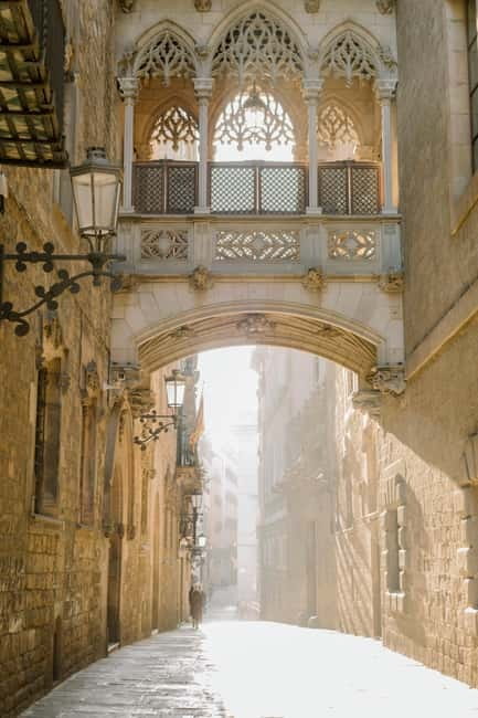 Barcelona: 360 Old Town Tour with Artists - How the actor guide makes Barcelona’s Old Town feel like a film