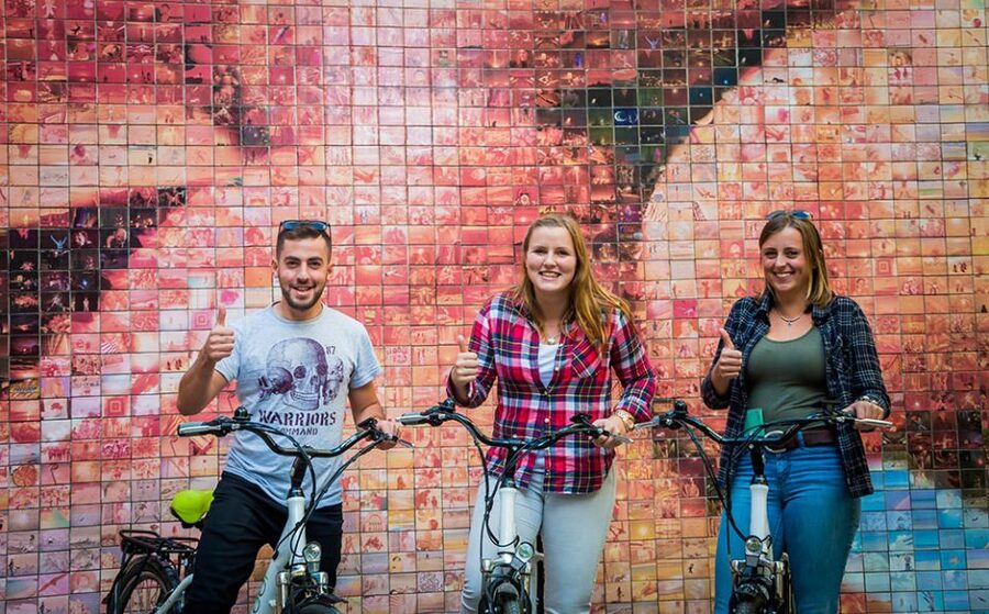 Barcelona: 4-Hour E-Bike Photography Tour - Columbus Monument to Barceloneta, a smooth swing toward the sea
