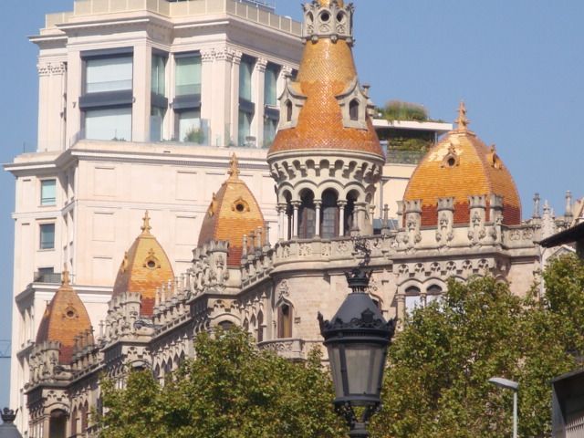 Barcelona: Art Nouveau & Gaudí Tour - Gaudí’s hour: what to notice when you see trencadís, curves, and myth