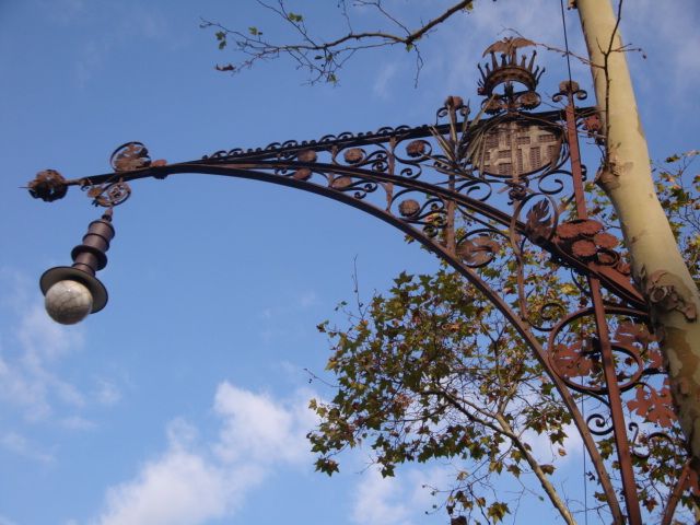 Barcelona: Art Nouveau & Gaudí Tour - Block of Discord and the idea of style as competition