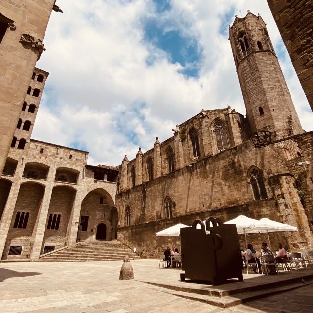 Barcelona: Barri Gotic Small Group Walking Tour - Why the Gothic Quarter works best with a guide