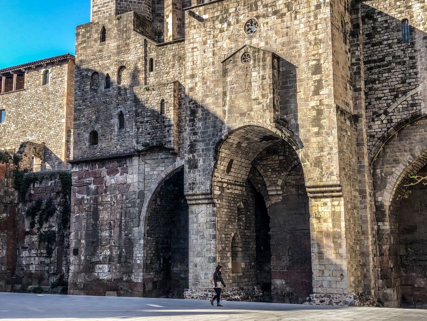 Barcelona: Barri Gotic Small Group Walking Tour - Getting your bearings in Roman-era and medieval corners