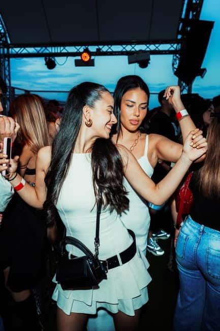 Barcelona: Beach Club Pool Party with DJ - The 6 PM kickoff and how the evening flows