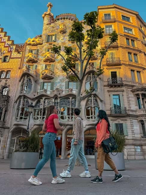 Barcelona Before the Crowds: Sunrise Bike Tour - Where You Start: Café Beluard and the Simple Setup