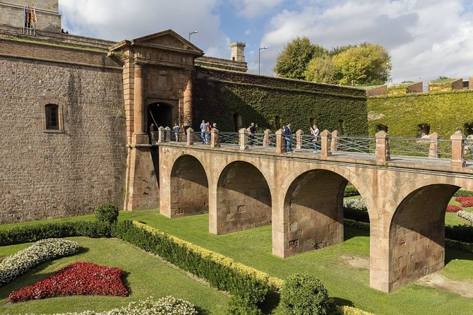 Barcelona Best Views: Old Town and Montjuic Castle Private Tour - Inside Montjuic Castle: Fortress Walls and Dungeon Stories