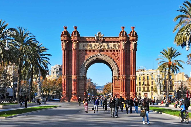 Barcelona Bike Highlights & Sagrada Familia Small Group Tour - The pacing: 3 hours 30 minutes, small-group rhythm