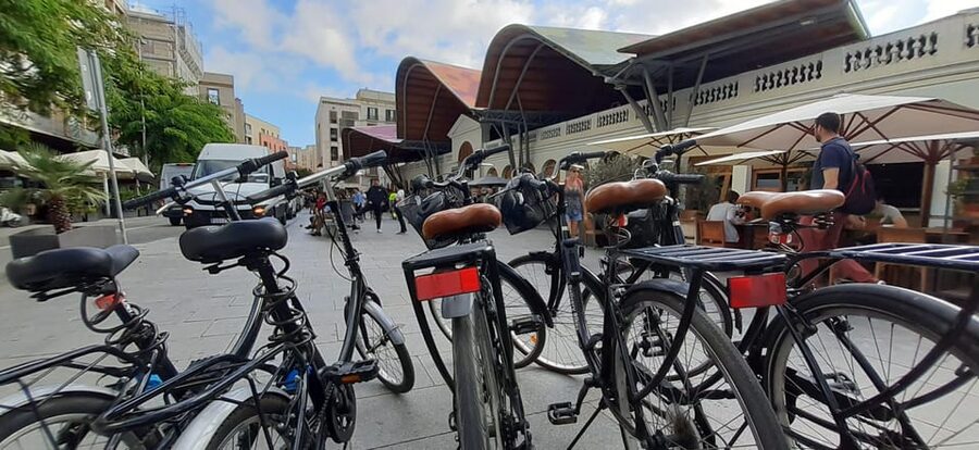 Barcelona: Bike Rental with Delivery and Pickup - Building your day: Sagrada Familia, Las Ramblas, and the Gothic Quarter