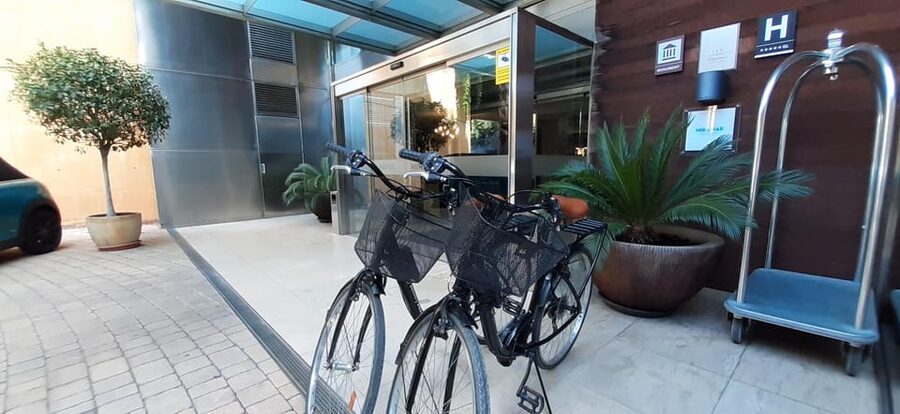 Barcelona: Bike Rental with Delivery and Pickup - Arc de Triomf, Parc de la Ciutadella, and a calmer break