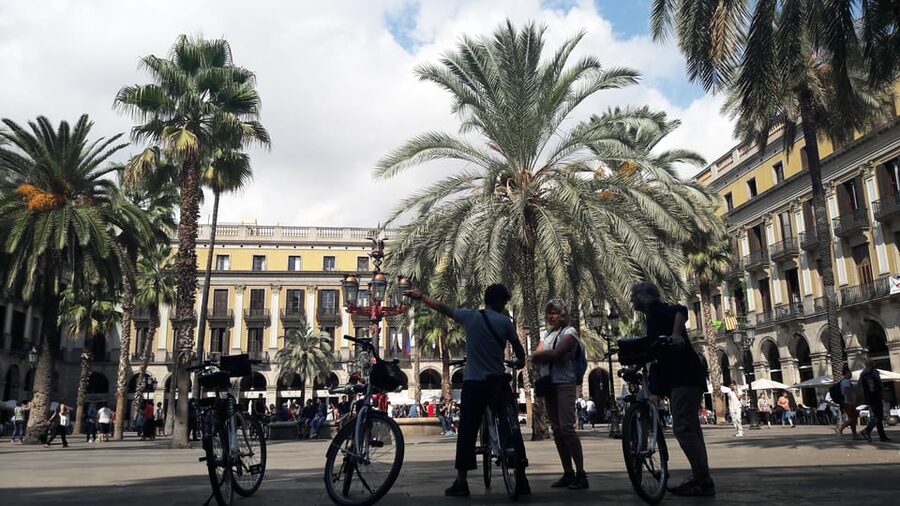 Barcelona: Bike Rental with Delivery and Pickup - Traffic reality: the one-way maze, crossings, and smooth riding tips