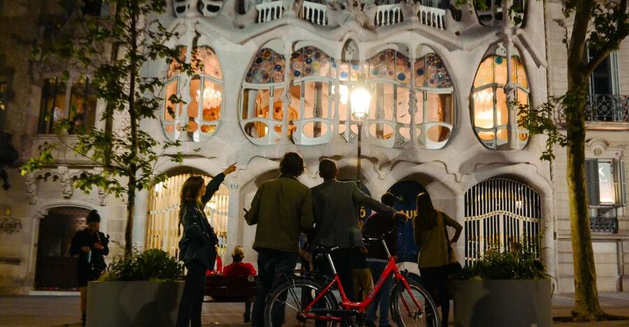 Barcelona Bike Tour by Night with Cava - Three hours on two wheels, from Plaça Sant Jaume to Casa Batlló