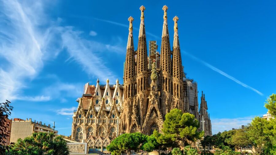Barcelona: Bike Tour & Sagrada Familia Skip-the-Line Tickets - The 4-hour flow: Old Town riding first, Sagrada Familia after