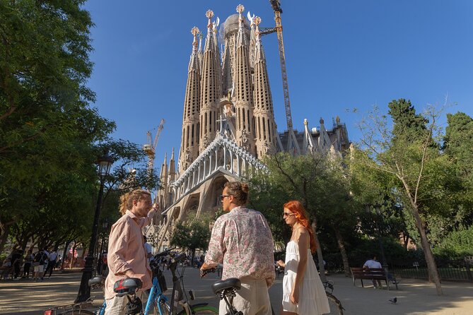 Barcelona Bike Tour: Your First Time Highlights with Locals - Parc de la Ciutadella, then Port Olimpic: park to shoreline logic
