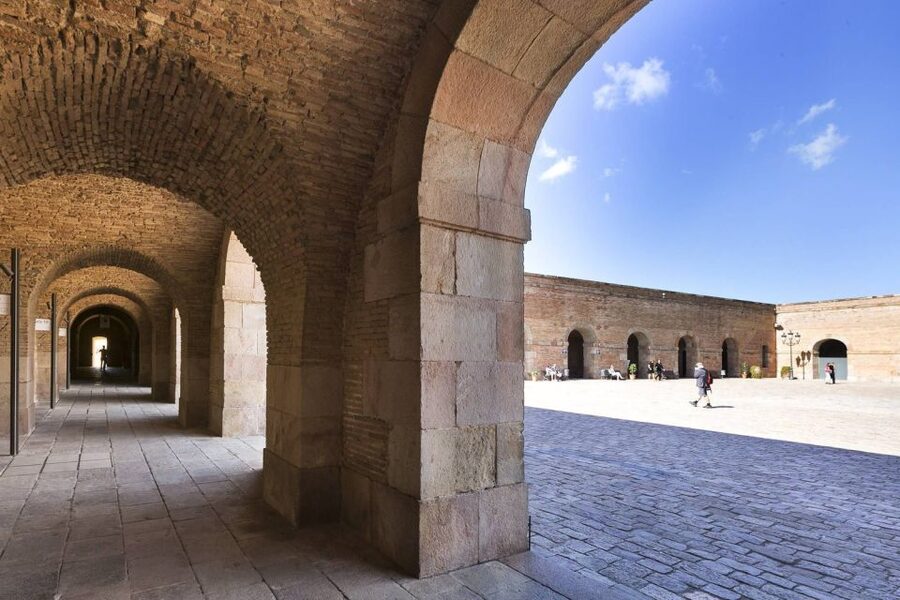 Barcelona Cable Car Sky Views, Magic Fountain & Castle Visit - Montjuïc Castle at Sunset: Dungeons and 360-Degree Barcelona