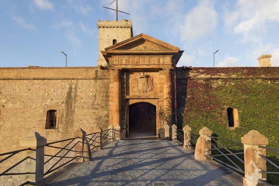 Barcelona Cable Car Sky Views, Magic Fountain & Castle Visit - Tapas Break on a Terrace, With Wine or Beer Included