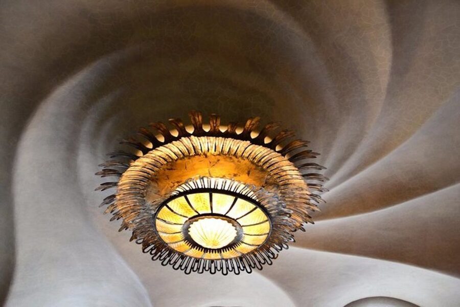 Barcelona: Casa Batlló, La Pedrera, & Chocolate Tasting Tour - The Passeig de Gracia setup: where Modernisme turns into a friendly fight