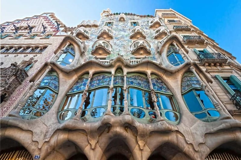 Barcelona: Casa Batlló Tour and Optional White Rabbit Museum - Inside Casa Batlló: Main Hall Views, Dining Room Details, and the Courtyard