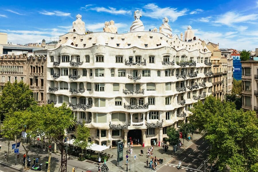 Barcelona: Casa Milà Early-Morning Access Guided Tour - The inside route: Tenants’ Apartment, exhibition spaces, and the “how it works” story