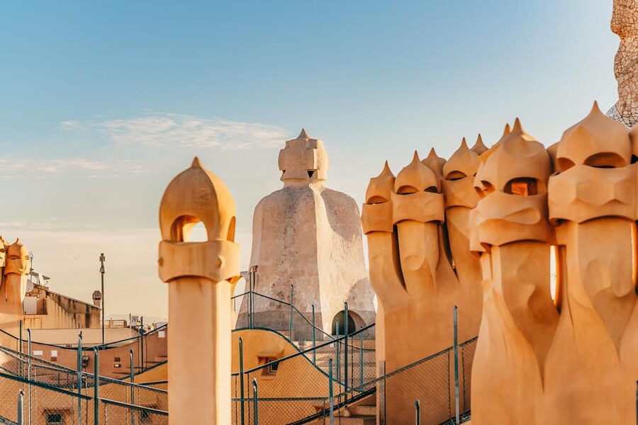 Barcelona: Casa Milà Early-Morning Access Guided Tour - Guide quality and language: English and Chinese, with real names you can learn