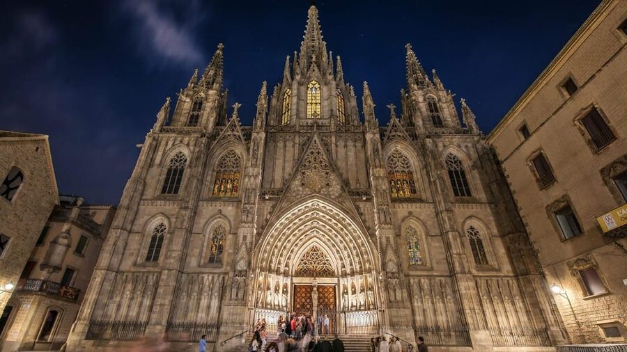 Barcelona Cathedral: Exclusive walking tour & entry tickets. - Outside briefing: getting your bearings at the Gothic facade