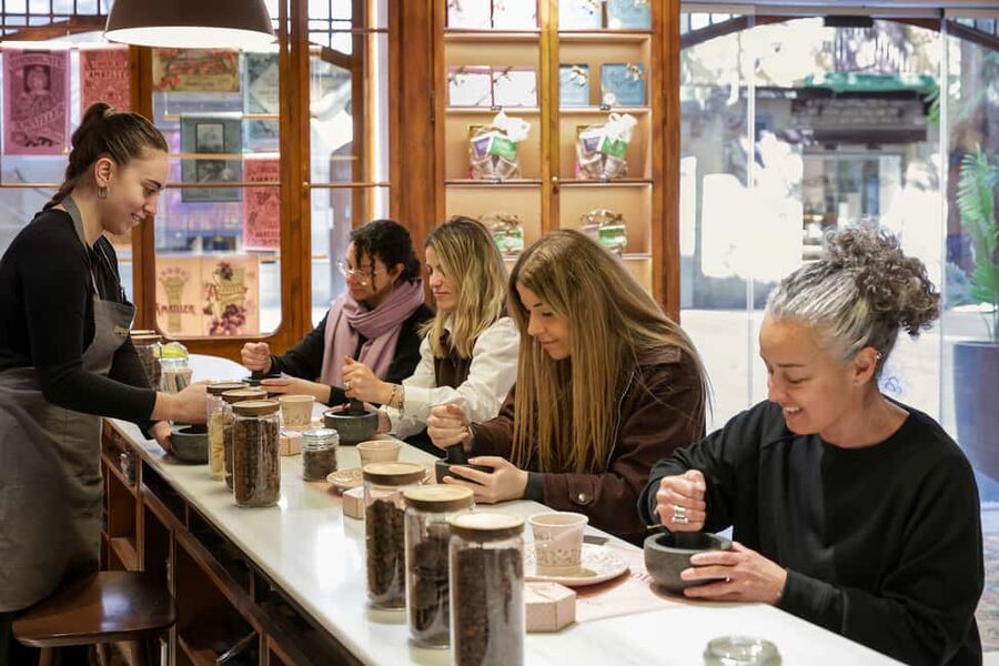 Barcelona & Chocolate Amatller History and Culture + Activity and Tasting - Enter at Plaça de les Olles: where the workshop actually happens