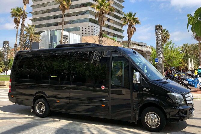 Barcelona City Private Tour 4 hours (DE 2 to 16 passengers) - A private driver route through Barcelona’s must-see corners