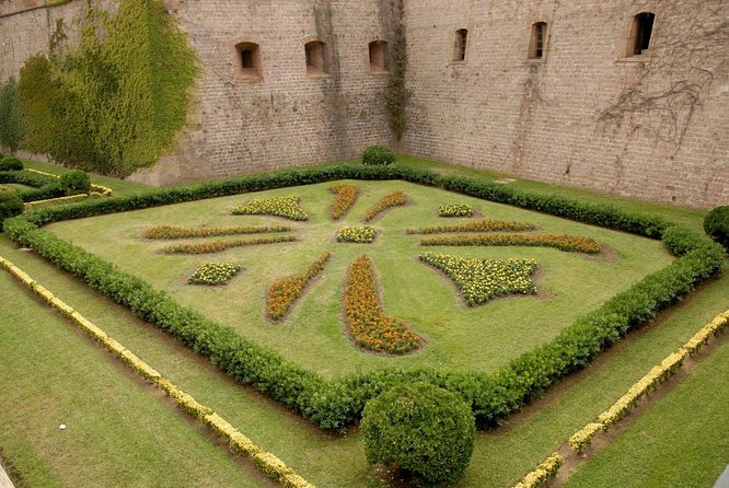 Barcelona City Walk with Montjuïc Castle & Cable Car Guided Tour - Key reasons to pick this Montjuïc + Old Town combo