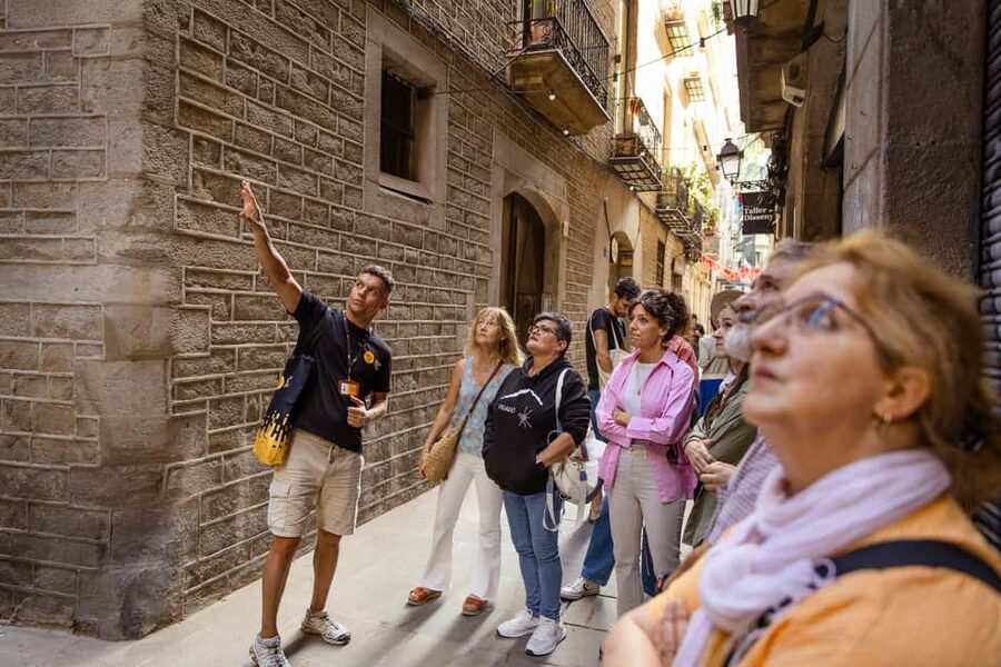 Barcelona: City Walking Tour with a Local Guide - Stop By Stop: Els Quatre Gats and The Kiss of Freedom