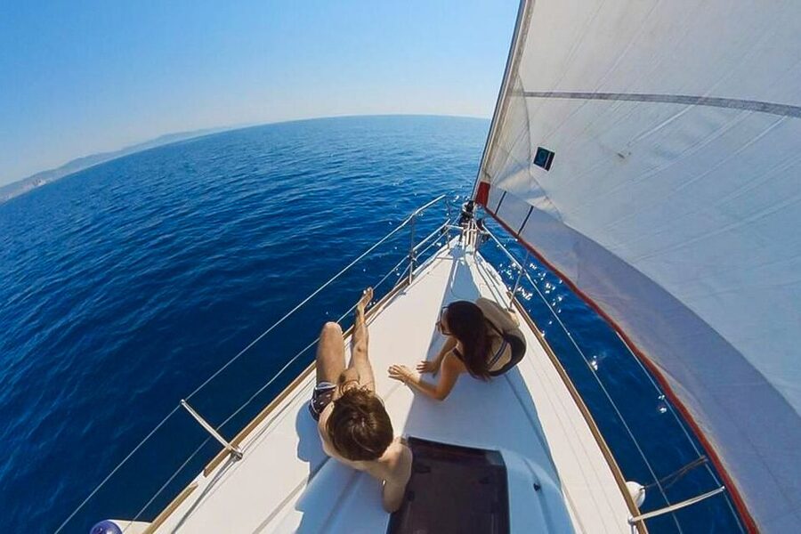 Barcelona: Coastline Boat Trip with Snacks and Cava - Stepping onboard: what you can expect in the first minutes