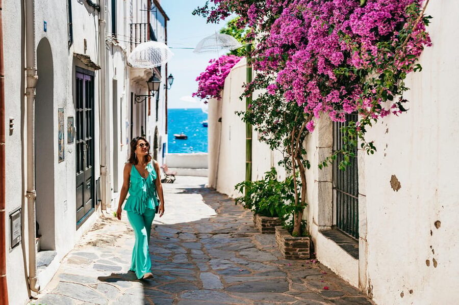 Barcelona: Dali Museum, House and Cadaques Guided Tour - The road trip from Barcelona sets the tone fast