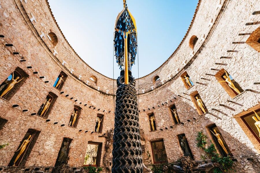 Barcelona: Dali Museum, House and Cadaques Guided Tour - Púbol and Castell de Gala in summer: when the script flips