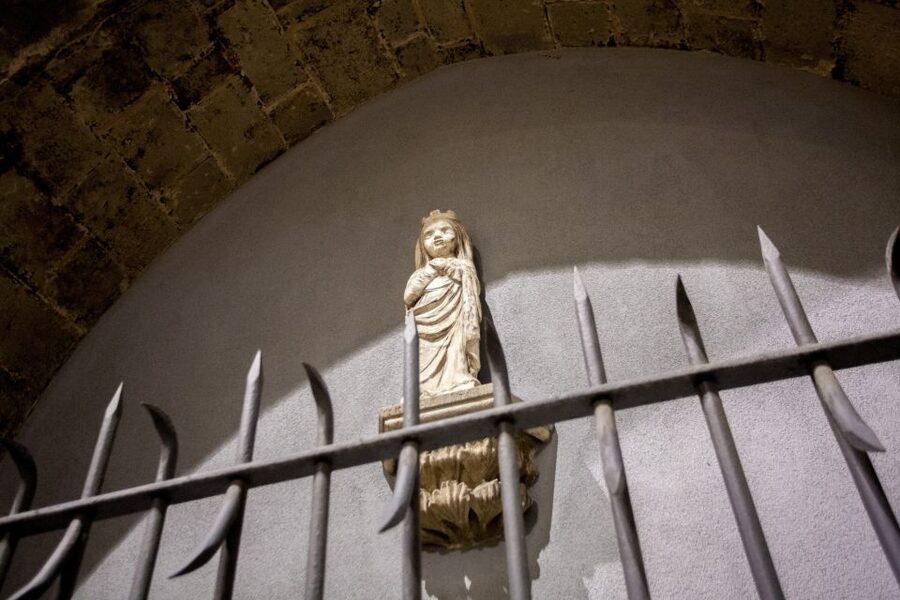 Barcelona: Dark History Night Walking Tour - How the guide uses projection and props to keep the story clear