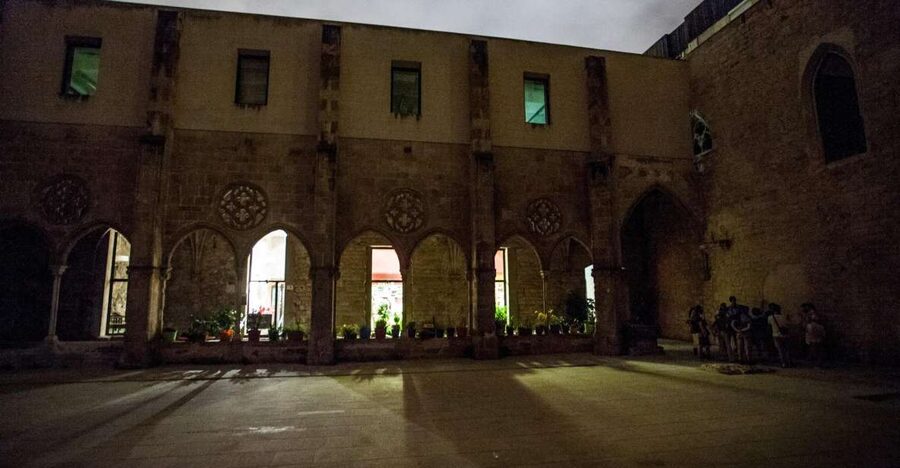 Barcelona: Dark History Night Walking Tour - El Born and La Ribera streets: where the past leaves footprints