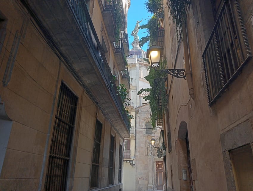 Barcelona: Dark, Strange & Curious Stories. - Key highlights you will actually feel on the street