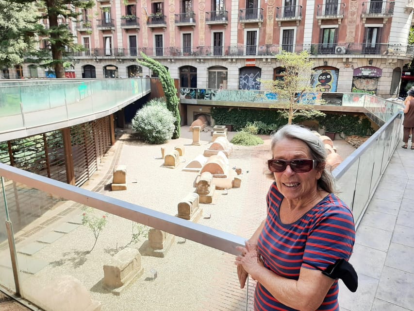 Barcelona: Dark, Strange & Curious Stories. - Meeting point near Gelatiamo Cafe, and why it matters