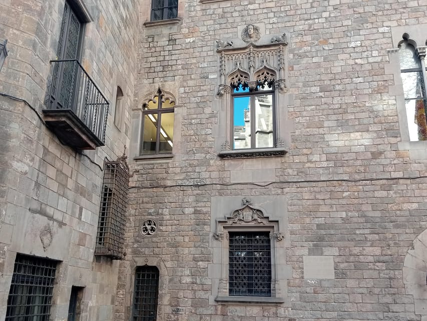 Barcelona: Dark, Strange & Curious Stories. - Small-group perks: why max 8 is more than a number