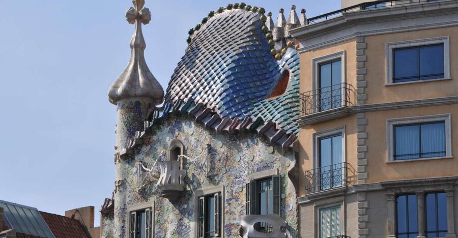 Barcelona: Discover Gaudi Architectural Guided Tour - Finding the meeting point at Passeig de Gràcia and Gran Via